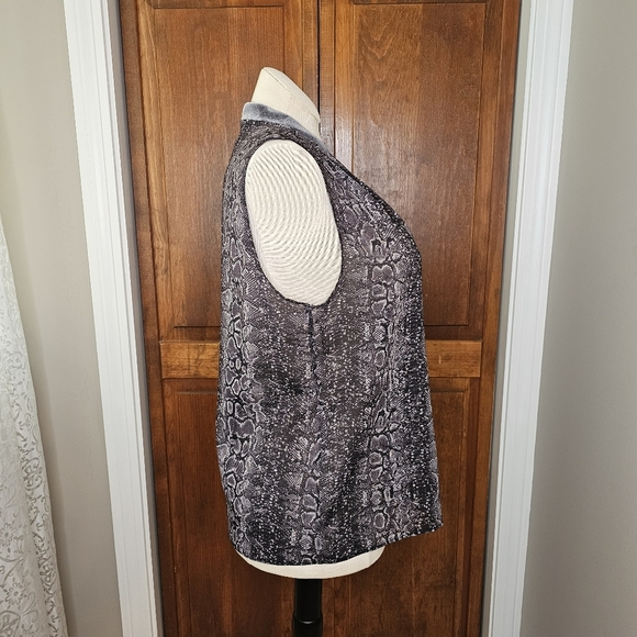 Tahari Rosalyn Gray Sleeveless Blouse Snake Print Velvet Trim Women's Large - Picture 5 of 13
